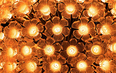 花形玻璃灯LED灯泡用花形玻璃装饰经典设计风格的装饰灯节日或活动中室内建筑装饰的金背景图片