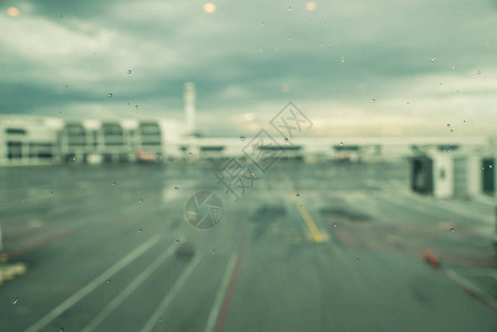 机场窗户的雨滴东南亚季风节的雨滴飞机失明和航站楼交背景图片