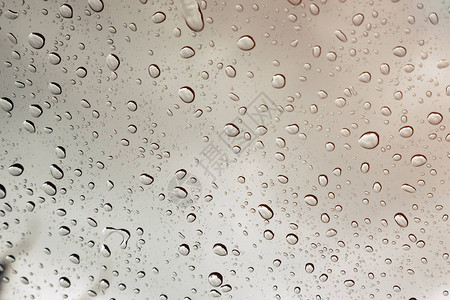 许多雨滴在雨季的清晰玻璃上图片