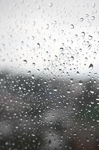 雨滴落在窗户上下雨天浅景深背景图片