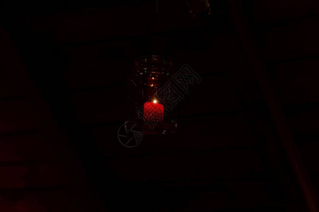 红蜡烛在黑色背图片