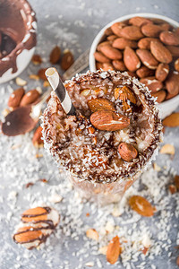 Vegan杏仁和椰子巧克力冰淇淋灰图片