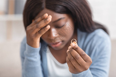 绝望的伤心欲绝的非洲裔美国女人拿着结婚戒指图片
