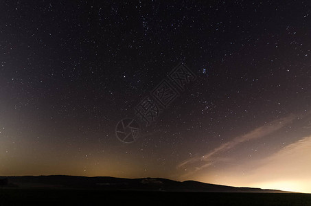 日落后有五颜六色的星空的山图片