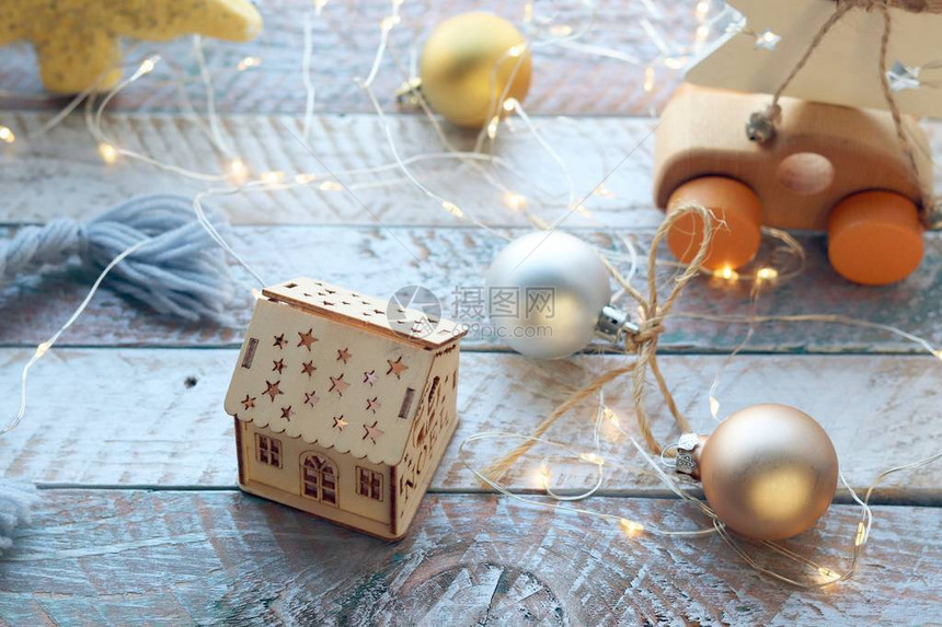 圣诞玩具裁剪枝木板表面的照明顶层视图室内装饰用于季图片