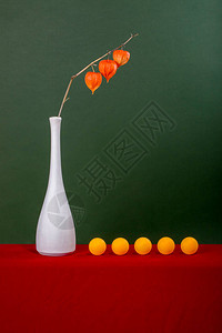 仍然活在白花瓶和橙色球中与一图片