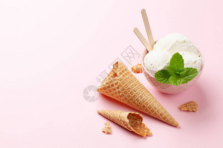 自制香草冰淇淋圣代和华夫饼锥顶端视图平面图片