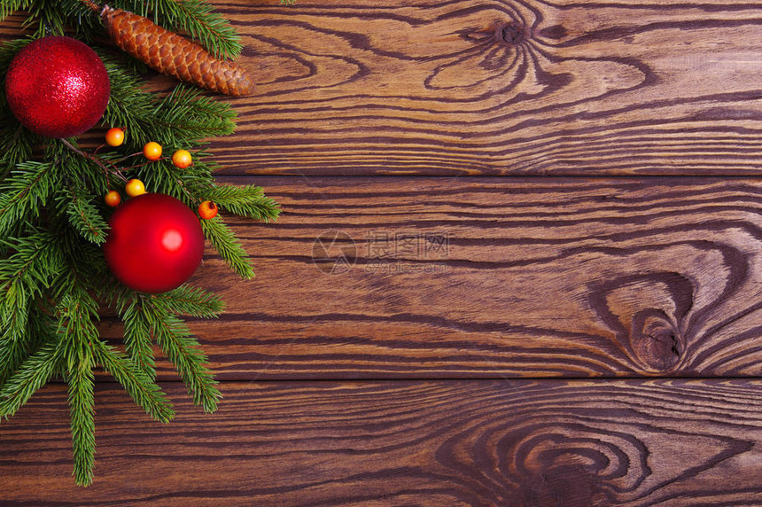 圣诞背景有卷纹枝和红球图片