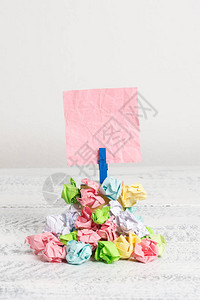 彩色提醒堆彩色的折叠纸面衣纸板图片