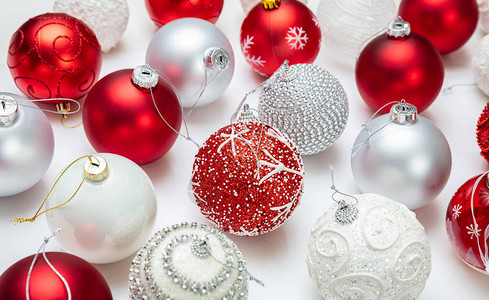 圣诞装饰Xmas球红色和白色与白色背背景图片