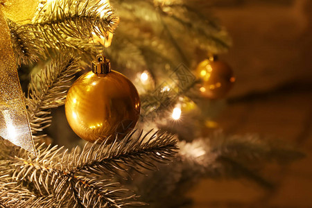 装饰精美的圣诞树特写图片