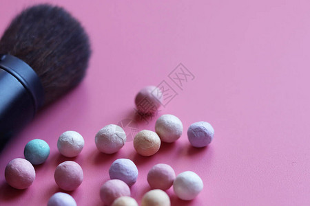 粉红色背景的一套装饰化妆品彩蛋和图片