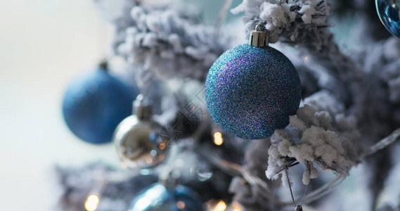 蓝色的圣诞树装饰图片