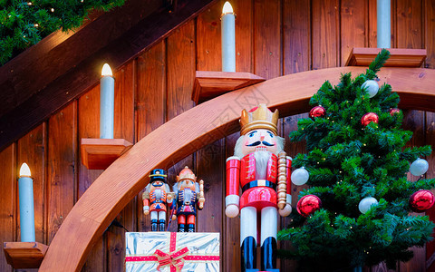 胡桃夹子和玻璃圣诞树装饰品在冬天在欧洲的德国圣诞市场德国街头圣诞节和欧洲城市或城镇的假日集市柏林威廉背景图片