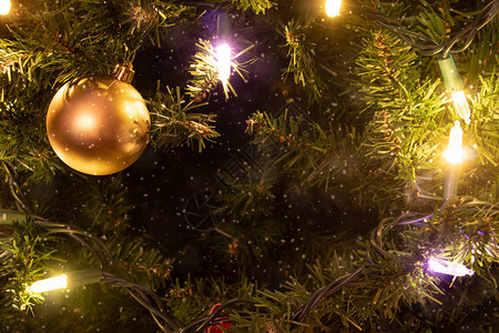 圣诞树上带灯的圣诞小玩意图片