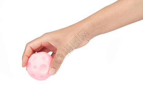 用手握着粉红橡胶球玩具在白色图片