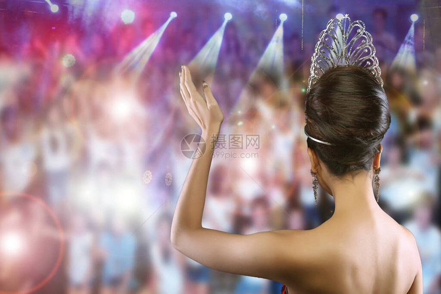 晚礼服钻石皇冠小姐选美大赛的后视图肖像图片