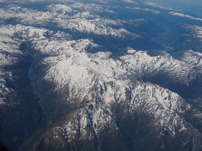 意大利和瑞士之间阿尔卑斯山背景图片