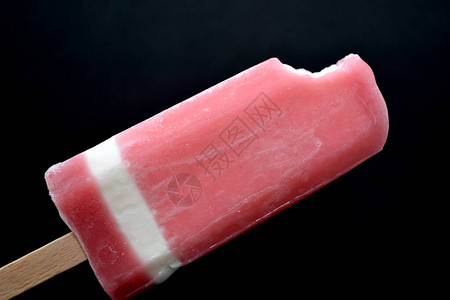 冰淇淋冰棒草莓和奶油背景图片