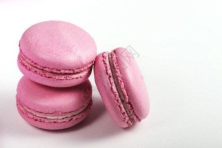 美味的法式甜点三个温柔的粉紫色蛋糕马卡龙或马卡龙图片