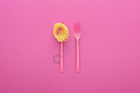 粉红背景粉红色勺子上的粉色图片