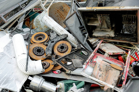 在可再循环或污染材料回收利用堆放过程中收集的废旧图片