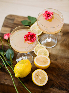 两杯酒精饮料加花和柠檬装在漂亮图片