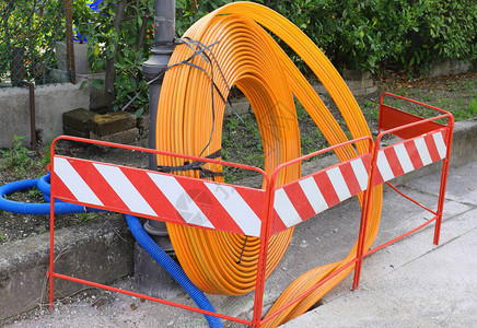 在城市道路施工现场铺设光纤基础设施的管道图片