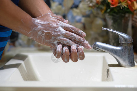 用洗手液凝胶用肥皂温水洗手图片