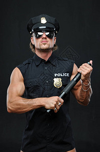 法律素材真人穿警服的男模特背景
