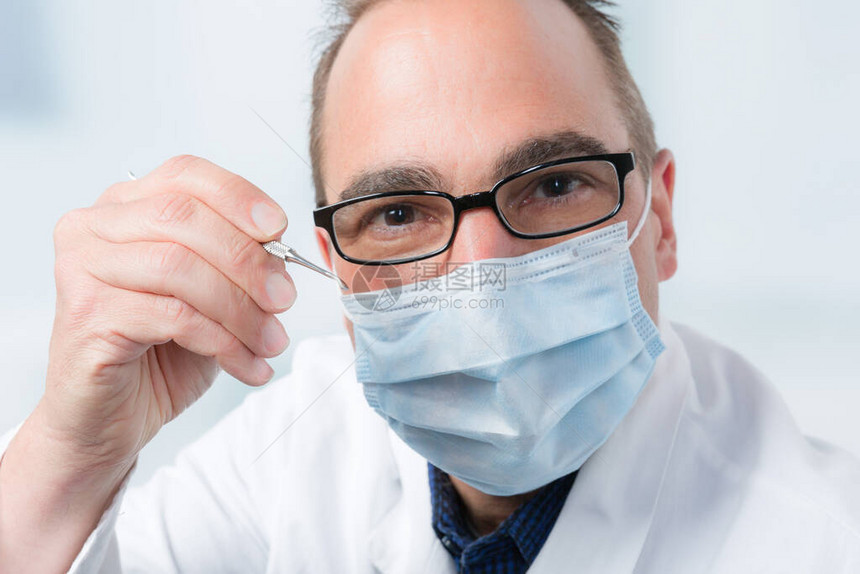 牙科仪器的牙医肖像图片
