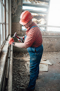 建筑工地专业建筑师在装有锤子图片