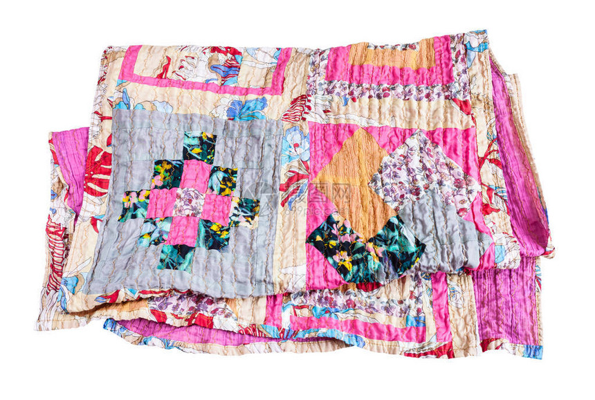 用各种丝带和碎粉色棉织物制成的折叠缝合拼布披肩图片