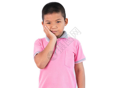 亚洲小男孩牙痛牙痛和牙科在白色背景上被隔离图片
