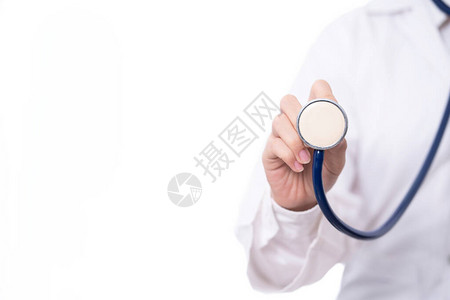 医生持有白色背景的听诊器药物和医疗保险概念图片