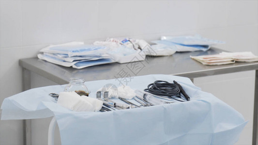 手术室桌子上的手术器械和药物行动术前准备的专业手术器械手术和工具图片