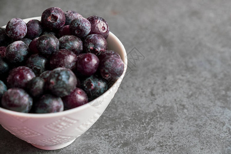 冰冻的蓝莓和冰冻的蓝莓坐在白碗里仍图片