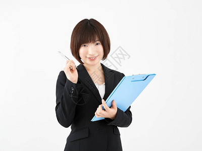 一名日本女办公室女职员用笔来唤起白种图片