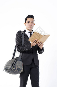 年轻大学生身穿黑色西装背着书本和背包的图片