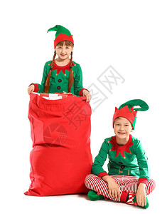 孩子们穿着小精灵的装扮圣诞老人包里满是礼物白图片