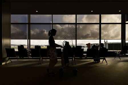 机场启程休息室内携带行李车图片