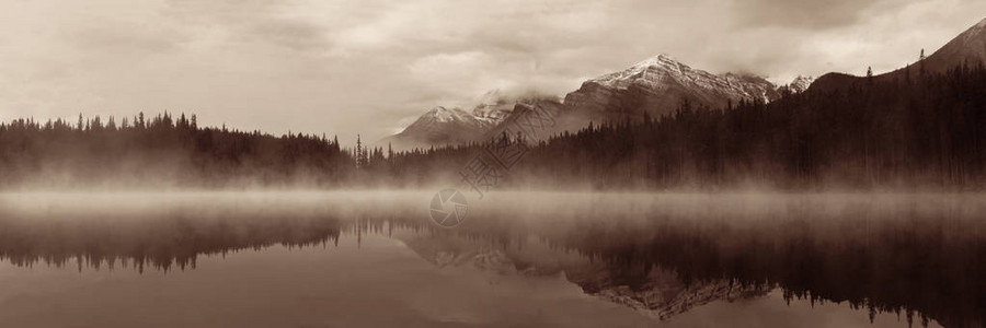 与冰川山和加拿大班夫公园的反射相隔着雾密的清晨图片