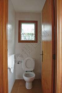 可以看到带开放式卫生间和窗户的浴室背景图片