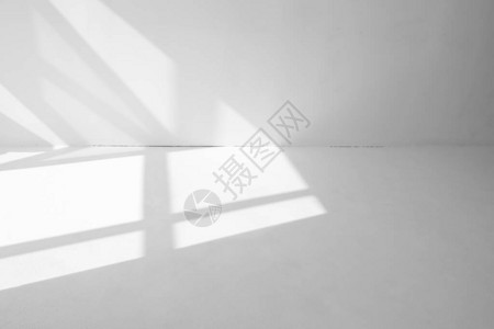白色房间的地板和墙壁上的窗户发出的光点背景图片