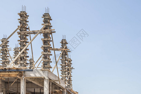 在建筑工地安装水泥模板框架到新房建设图片