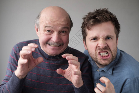 愤怒的成年父亲和儿子威胁你图片