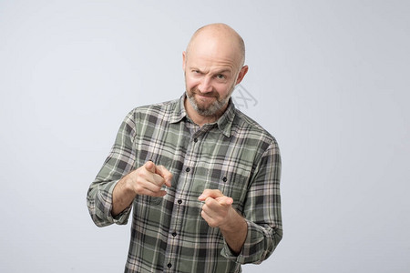 怪我咯表情包愤怒的成熟男人用手指着你我所有的问题都怪你背景