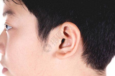 近身的亚裔男孩头黑发关注右耳侧的头孤图片