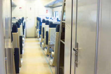 高速火车的舱房背着座位从后门图片