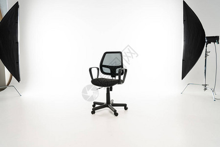 黑色办公椅白色背景图片